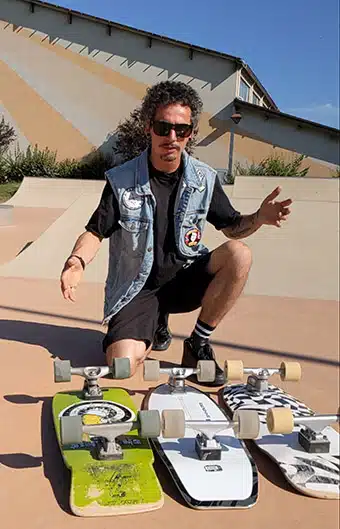 Matériel fourni pour cours surfskate – surfskates Carver, YOW, protections.