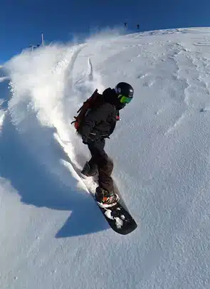 Snowboard hors-piste aux Menuires lors d’un cours privé avec moniteur