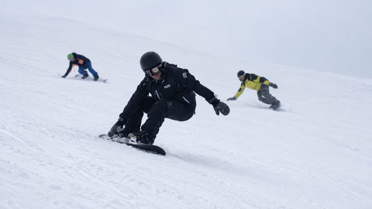 snowboard camp carving, progression et perfectionnement technique aux Menuires avec Nomad Snowboard School