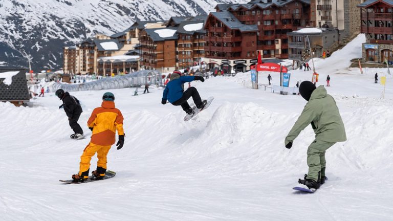 Stage de snowboard aux Menuires, groupe de riders sur un side hit avec l'école de snowboard Nomad Snowboard