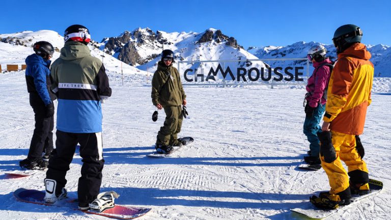 Cours de snowboard Nomad Snowboard School à Chamrousse pendant le Nomad Tour dans les Alpes