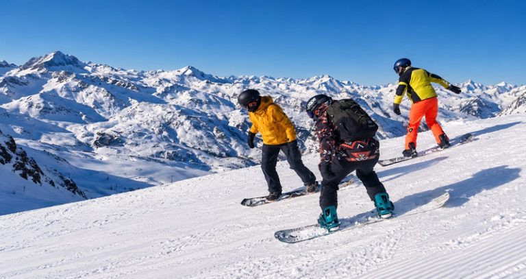 Groupe de snowboardeur dans un boarder cross aux Menuires avec Nomad Snowboard