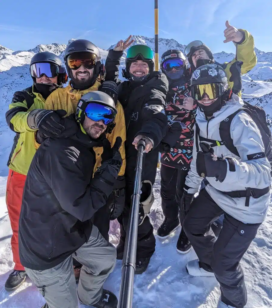 Groupe pendant un Snowboard camp de l'école de Nomad Snowboard School